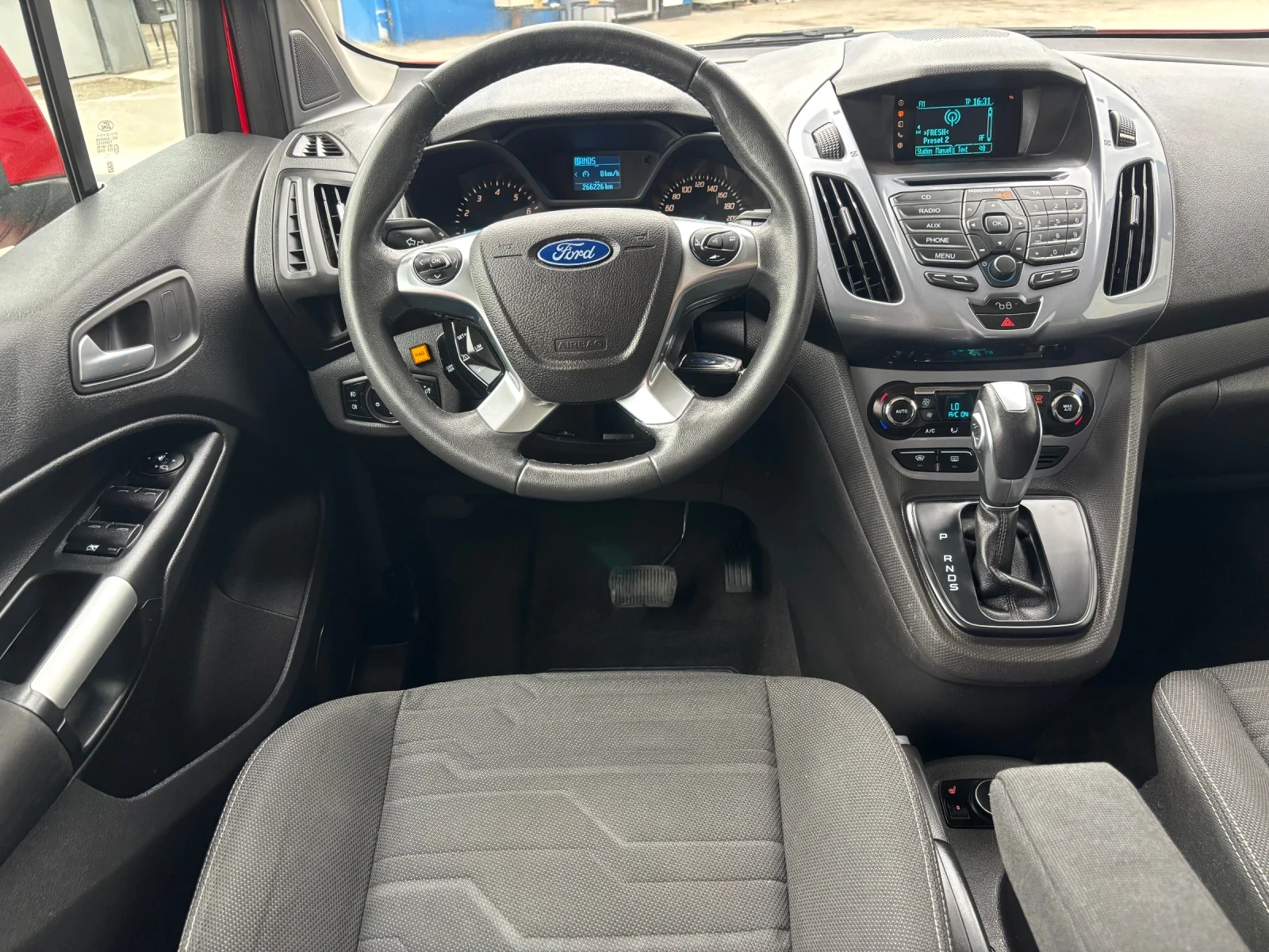 Ford Tourneo Connect 1.6i AVTOMATIK PANORAMA 7местен, снимка 12 - Автомобили и джипове - 54527842