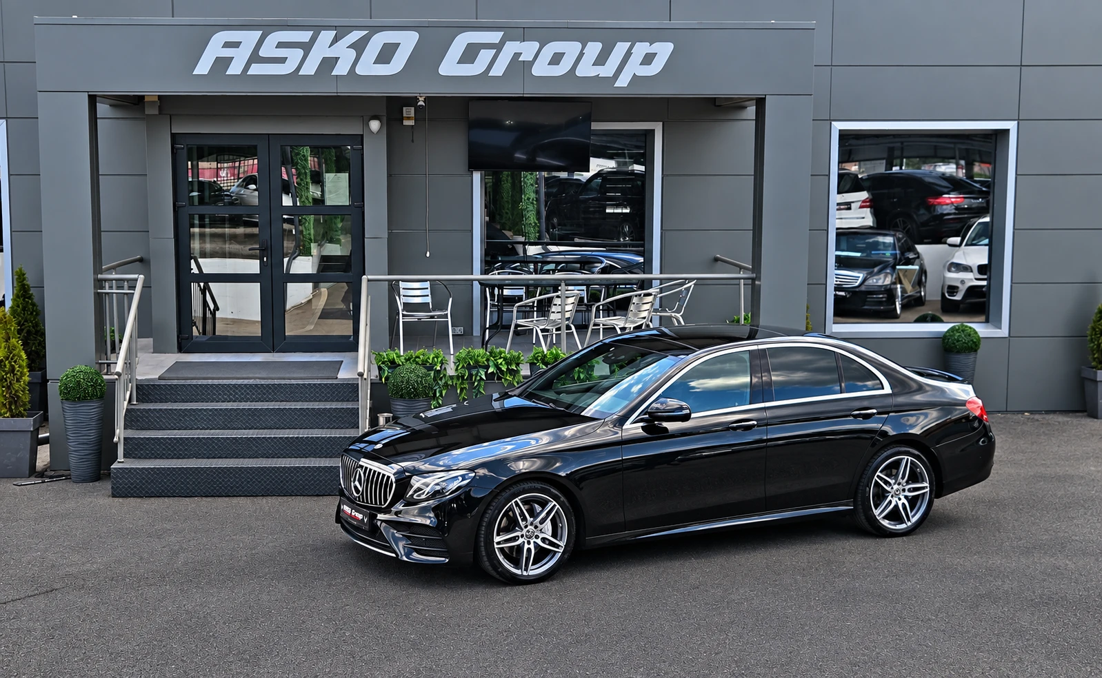 Mercedes-Benz E 220 AMG/4MAT/HUD/PANO/DIGITAL/CAMERA/ПОДГРЕВ/AMBI/LIZI, снимка 17 - Автомобили и джипове - 55670808