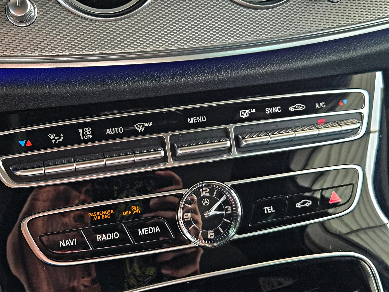 Mercedes-Benz E 220 AMG/4MAT/HUD/PANO/DIGITAL/CAMERA/ПОДГРЕВ/AMBI/LIZI, снимка 12 - Автомобили и джипове - 55670808