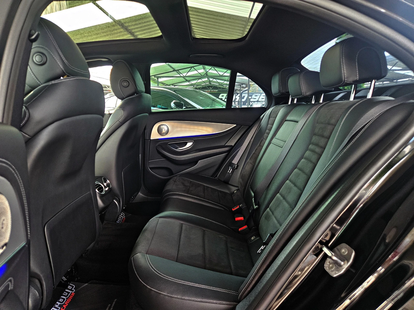 Mercedes-Benz E 220 AMG/4MAT/HUD/PANO/DIGITAL/CAMERA/ПОДГРЕВ/AMBI/LIZI, снимка 16 - Автомобили и джипове - 55670808
