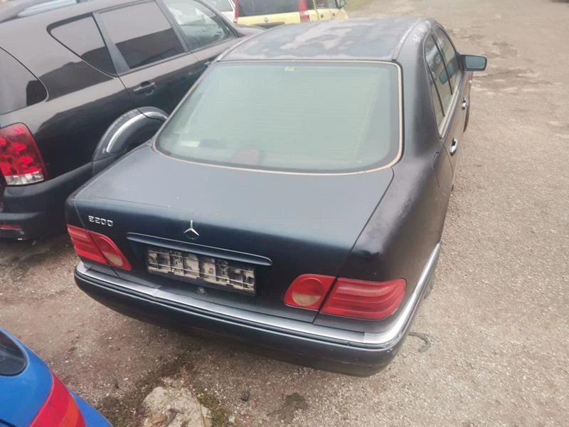 Mercedes-Benz E 200 2.0, снимка 7 - Автомобили и джипове - 47189753