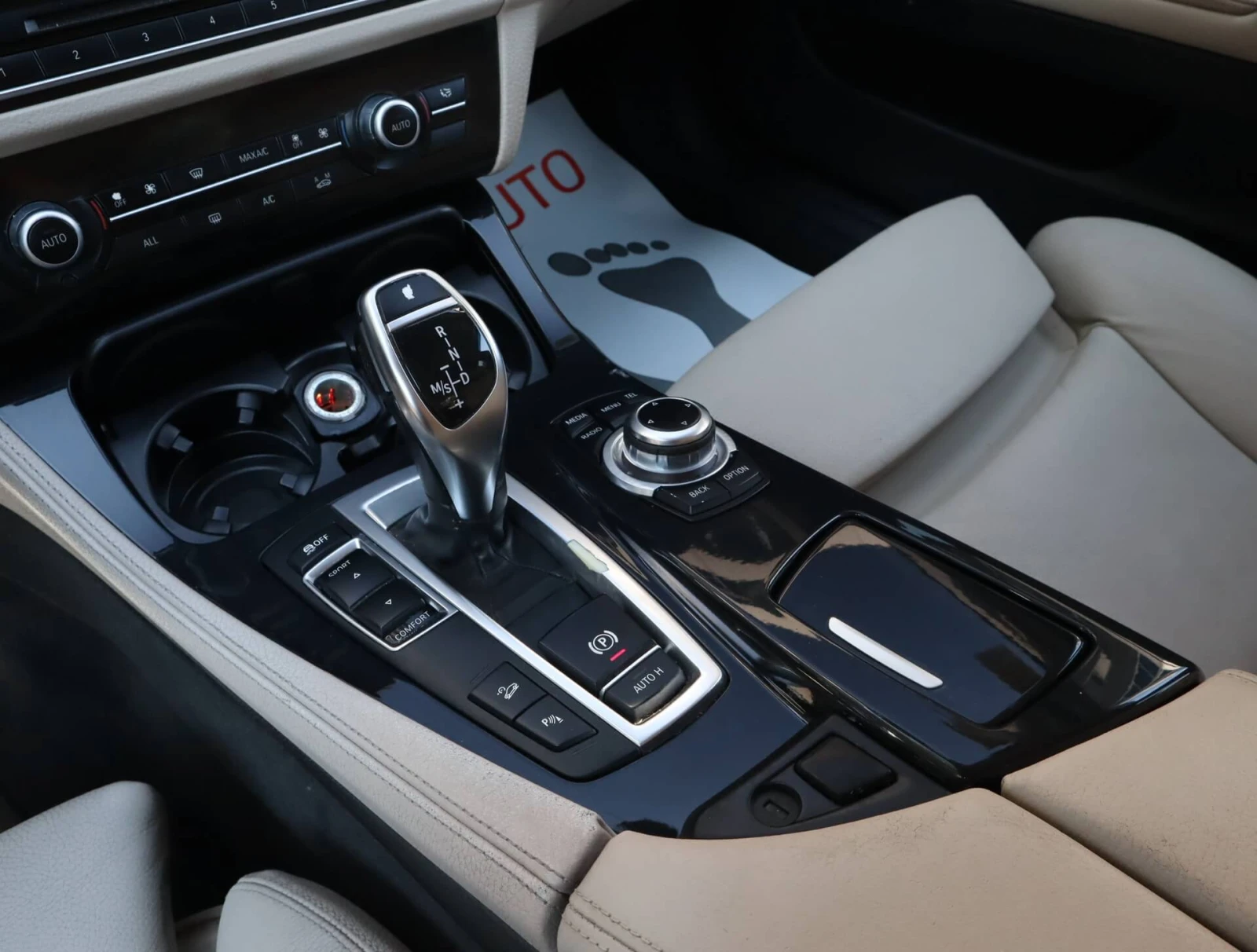 BMW 530 3.0d/xDrive/PDC/M-Packet/Камера/Мемори, снимка 10 - Автомобили и джипове - 55409200