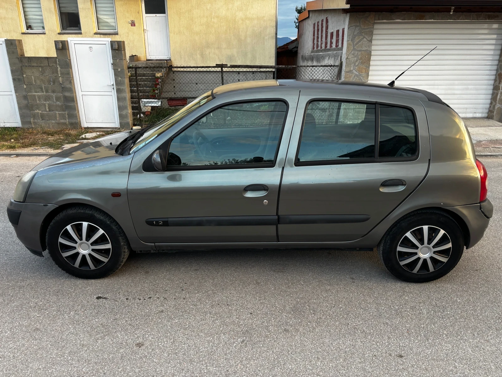 Renault Clio, снимка 2 - Автомобили и джипове - 56087535