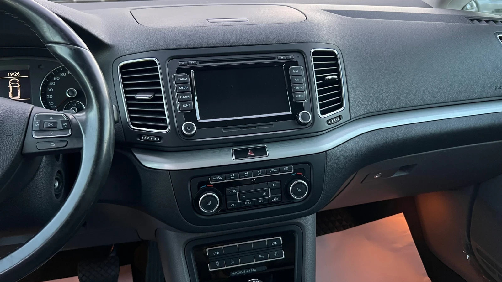 VW Sharan 2.0TDI DSG, снимка 14 - Автомобили и джипове - 56346506