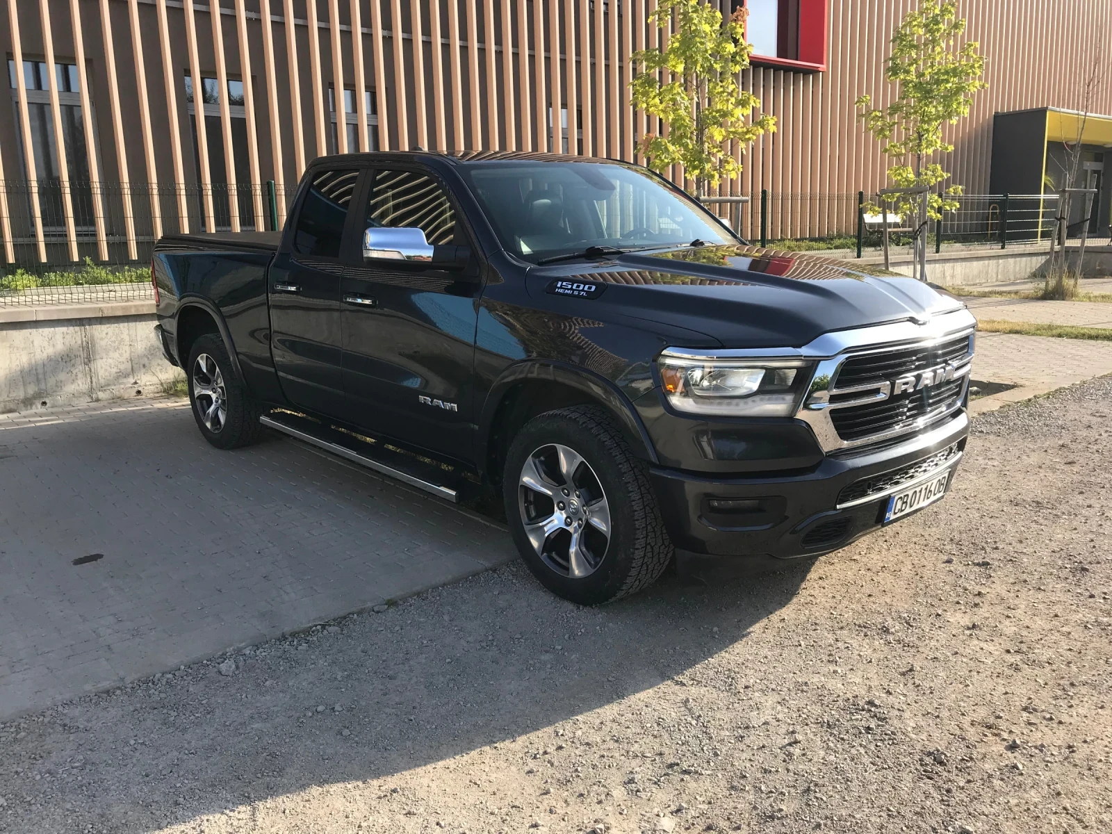 Dodge RAM 1500 Laramie 5.7 HEMI, снимка 2 - Автомобили и джипове - 55547242