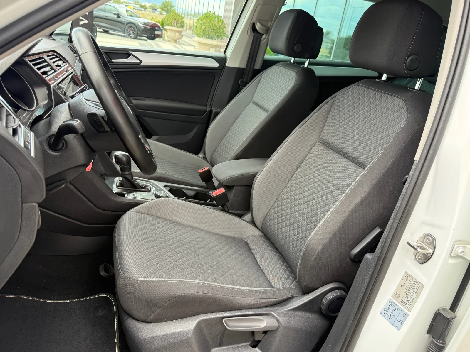 VW Tiguan 2.0 TDI 150к.с 4MOTION / DSG / NAVI / DISTRONIC, снимка 9 - Автомобили и джипове - 56200680