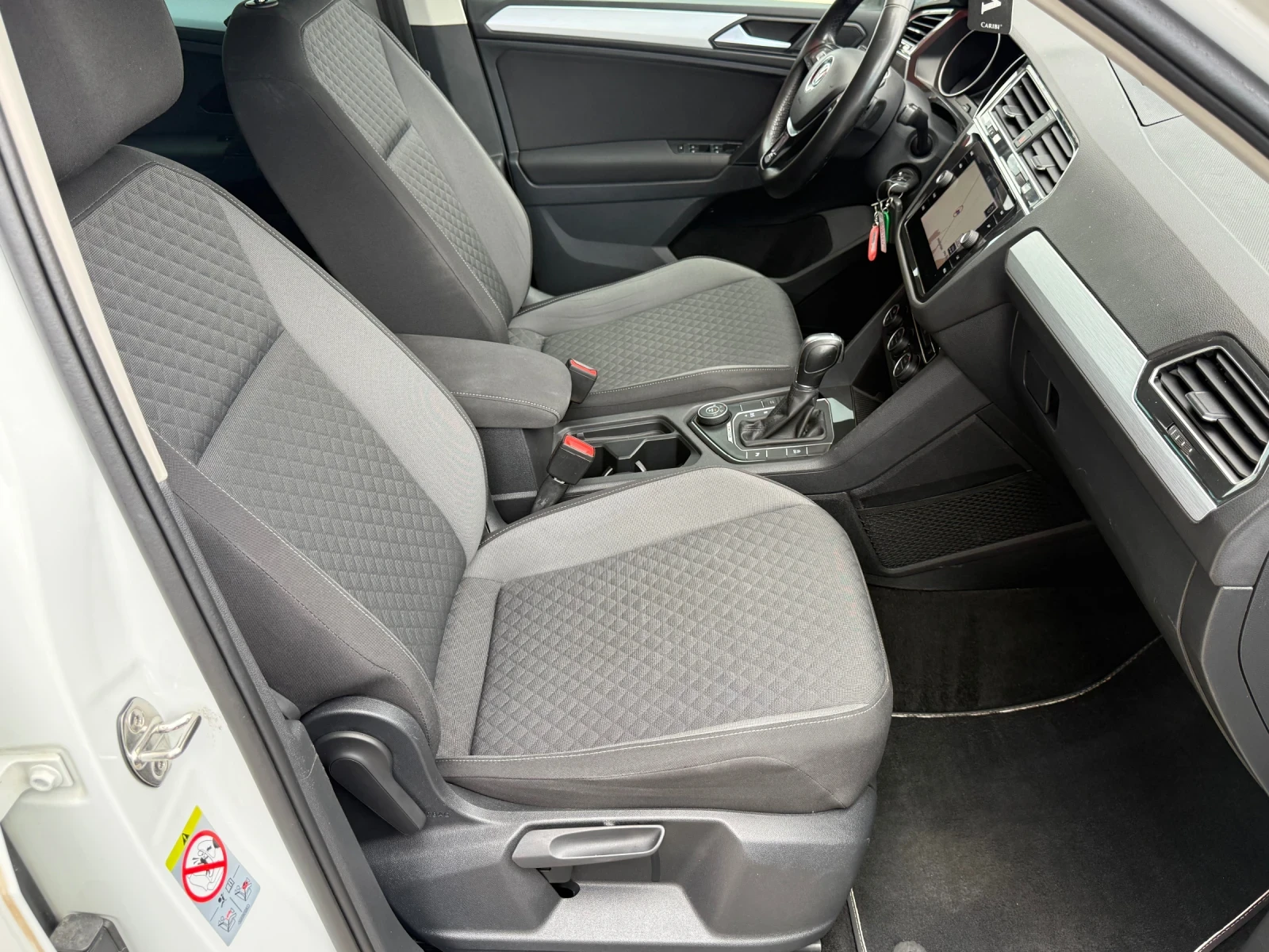 VW Tiguan 2.0 TDI 150к.с 4MOTION / DSG / NAVI / DISTRONIC, снимка 10 - Автомобили и джипове - 56200680