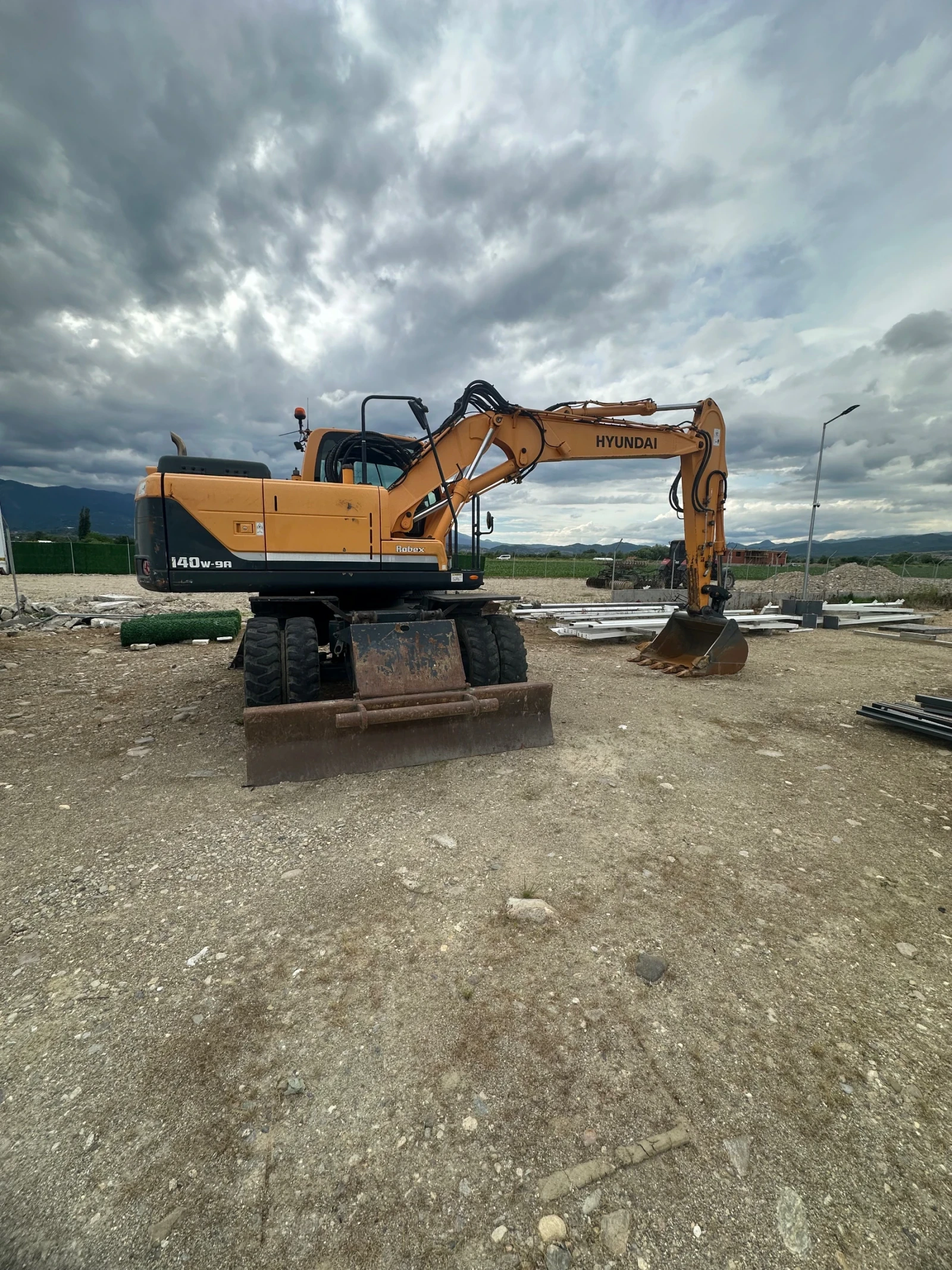 Багер Hyundai 140W-9A, снимка 2 - Индустриална техника - 54885353