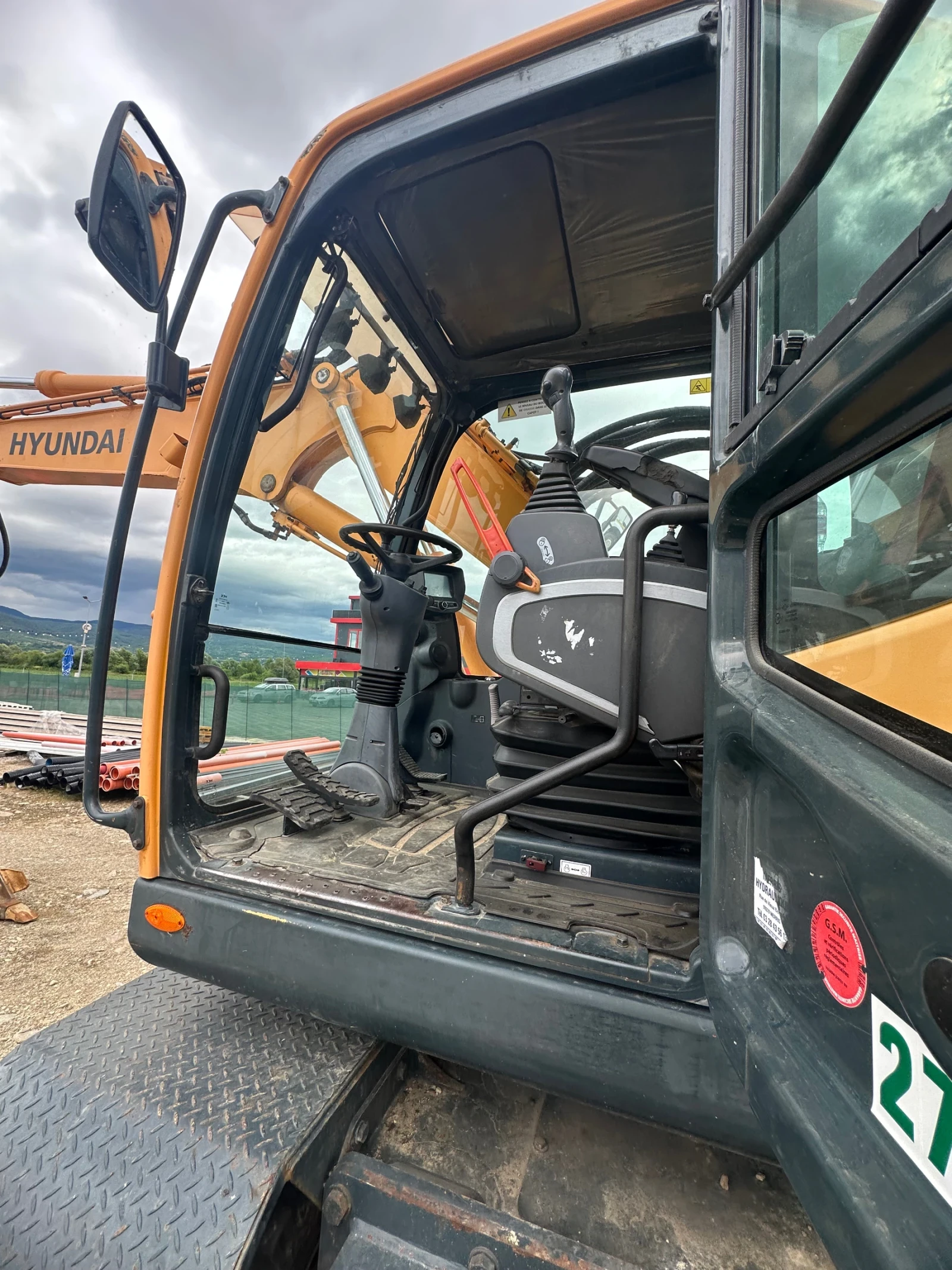 Багер Hyundai 140W-9A, снимка 4 - Индустриална техника - 54885353