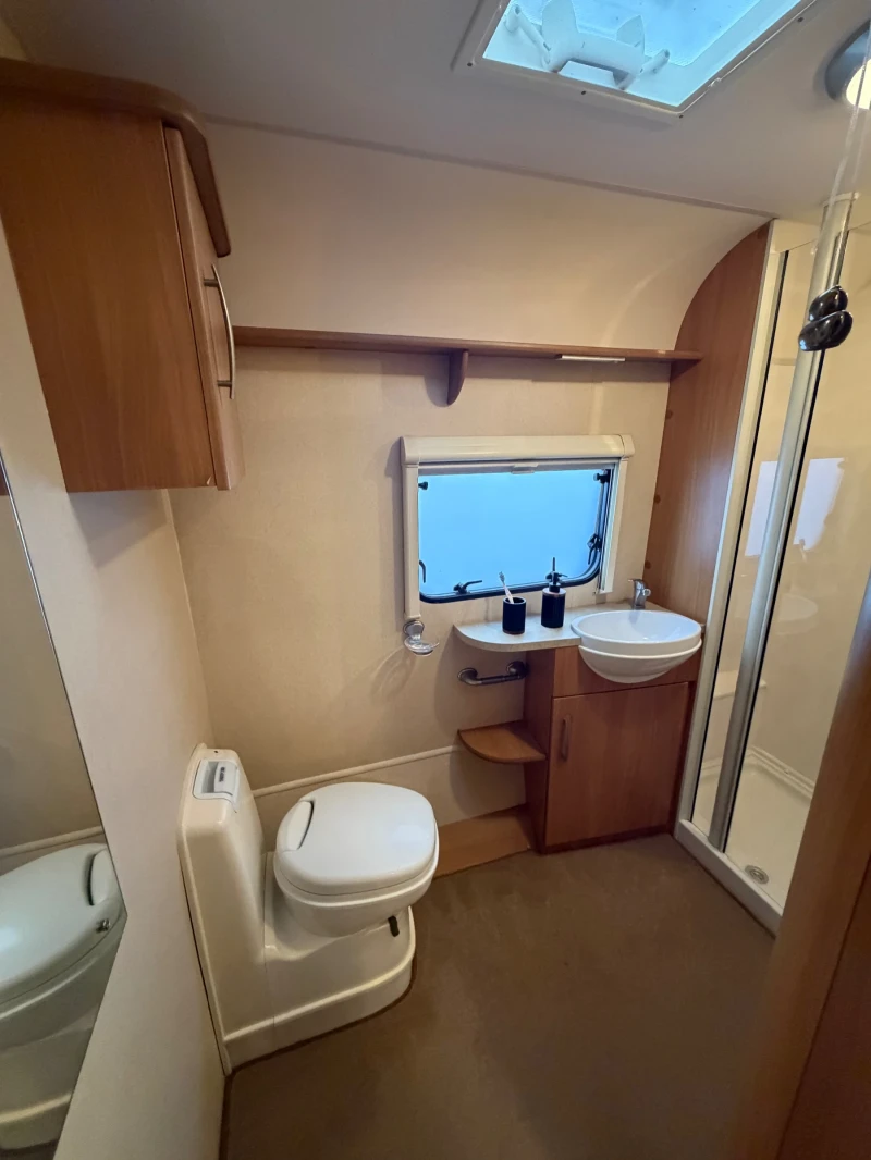 Каравана Tabbert SWIFT CHARISMA-ФРЕНСКА СПАЛНЯ/СОЛАР/ФОРСЕЛТ/TOP, снимка 9 - Каравани и кемпери - 53214012