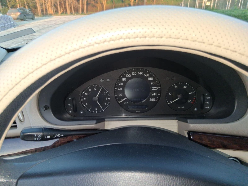Mercedes-Benz E 220, снимка 6 - Автомобили и джипове - 52653595