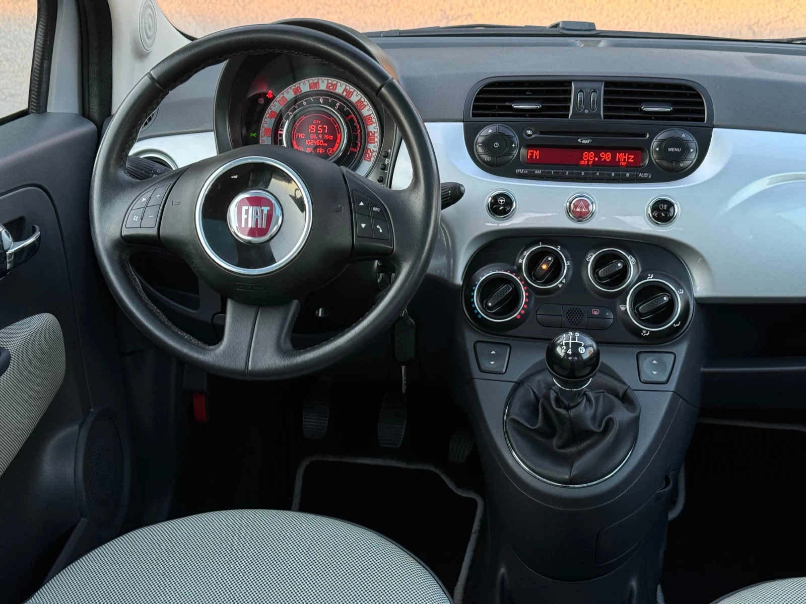 Fiat 500 1.2i 69к.с * Панорама* * Климатик*  - изображение 10