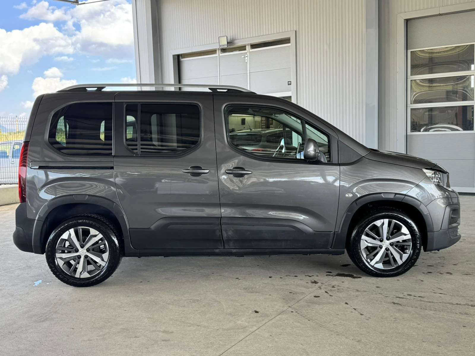 Peugeot Rifter 1.5* 130ps* ALLURE* НАВИ* КАМЕРА* , снимка 6 - Автомобили и джипове - 55293859