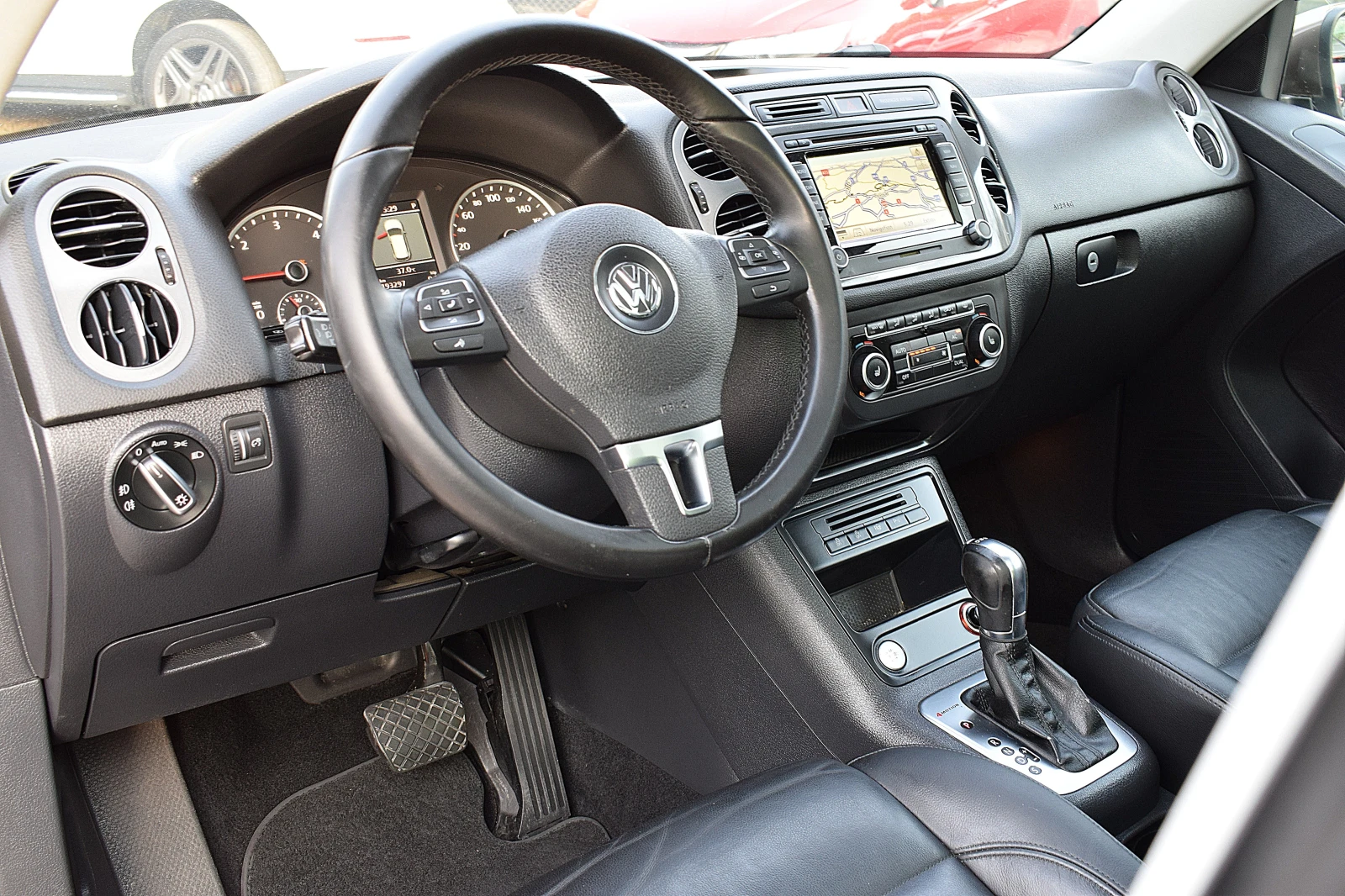 VW Tiguan 2.0ШВЕЙЦАРИЯ/LUX/4x4/КОЖА/ПАНОРАМА/LED/КСЕНОН/НАВИ - изображение 9