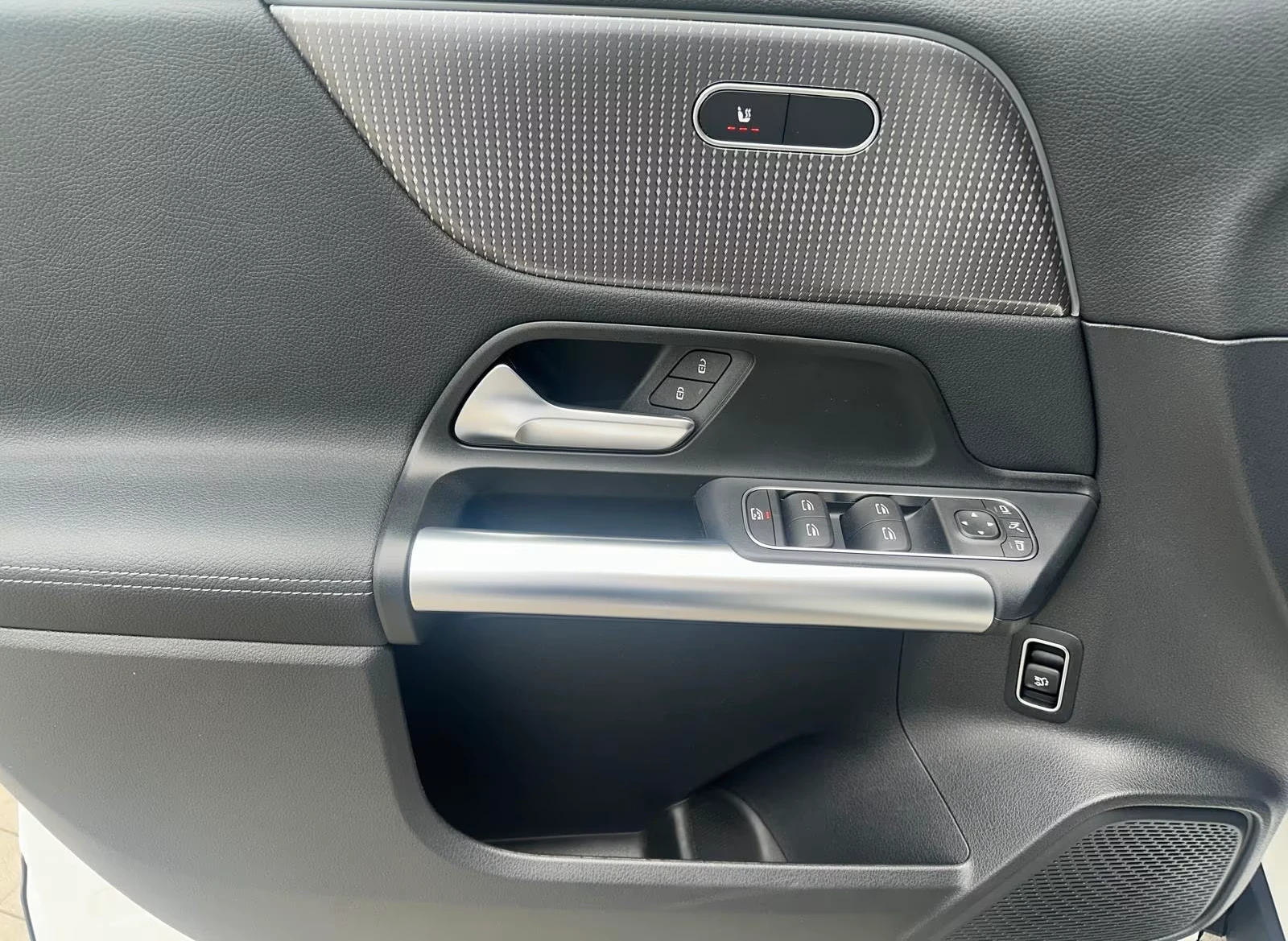 Mercedes-Benz EQA 250* LED* CAMERA* CARPLAY* , снимка 6 - Автомобили и джипове - 53957962