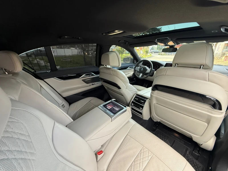 BMW 730 d* M-Sport* xDrive* Crystal* МАСАЖ* , снимка 12 - Автомобили и джипове - 52269231