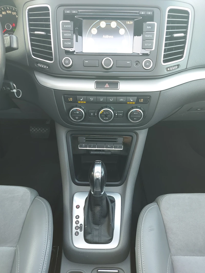 VW Sharan 2.0 TDI* 177 К.С.* АВТОМАТИК* HIGHLINE* FULL EXTRI, снимка 13 - Автомобили и джипове - 51722048