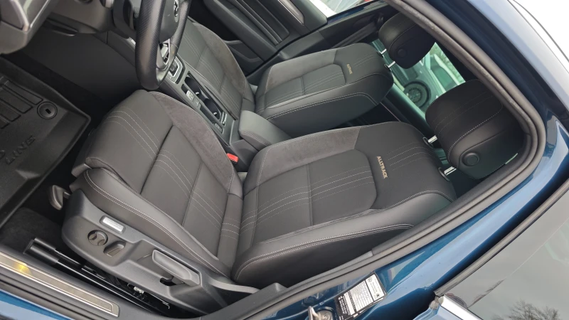 VW Passat FULL АСИСТЕНЦИИ/ПЪТ/ПЪТНИ ЗНАЦИ/ДИСТАНЦИЯ/ПЕШЕХОДЦ, снимка 16 - Автомобили и джипове - 52719179