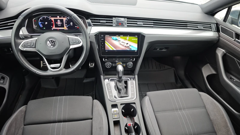 VW Passat FULL АСИСТЕНЦИИ/ПЪТ/ПЪТНИ ЗНАЦИ/ДИСТАНЦИЯ/ПЕШЕХОДЦ, снимка 13 - Автомобили и джипове - 52719179