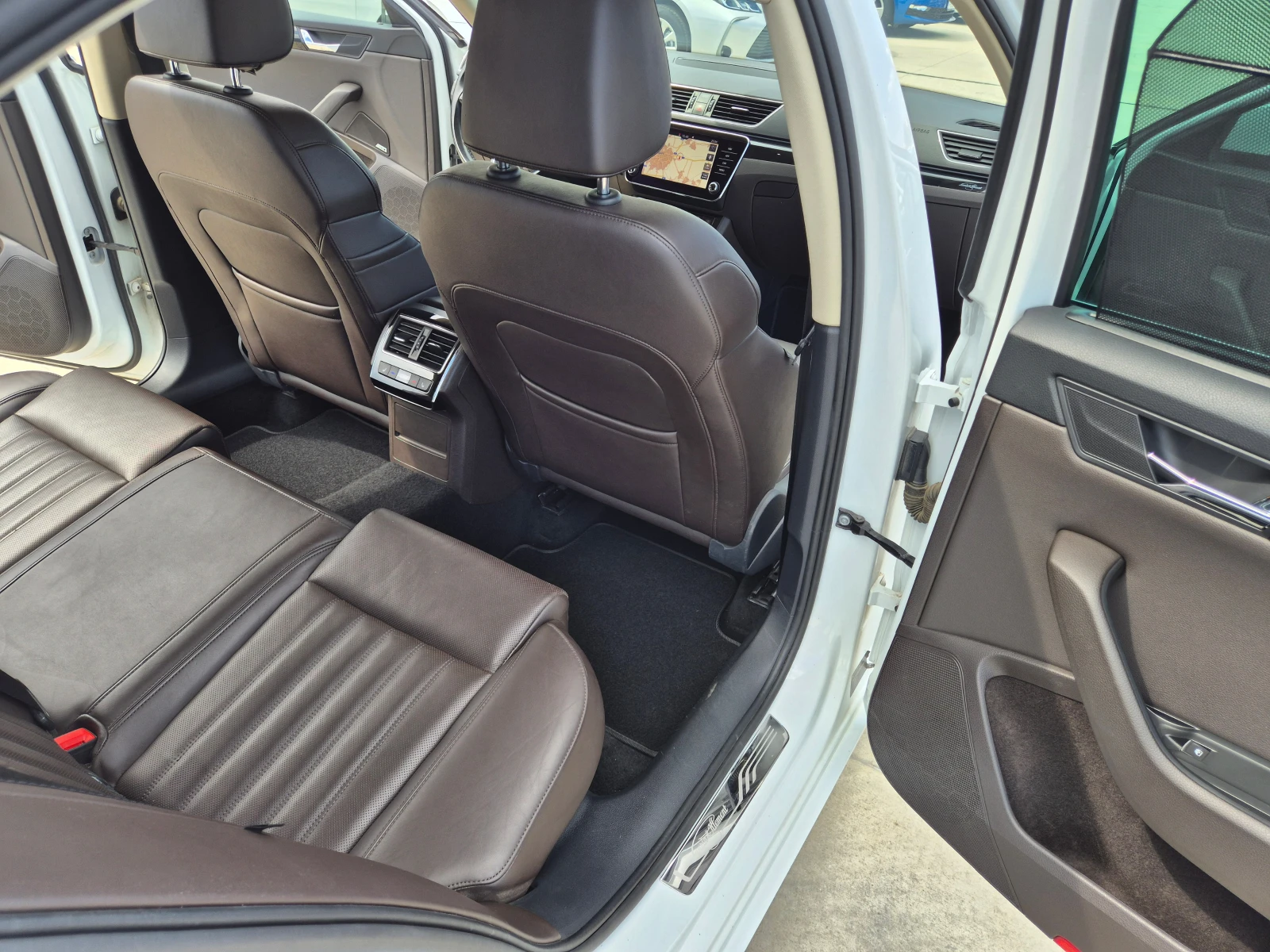 Skoda Superb  L&K 2.0 TDI DSG 4X4 190кс - изображение 10