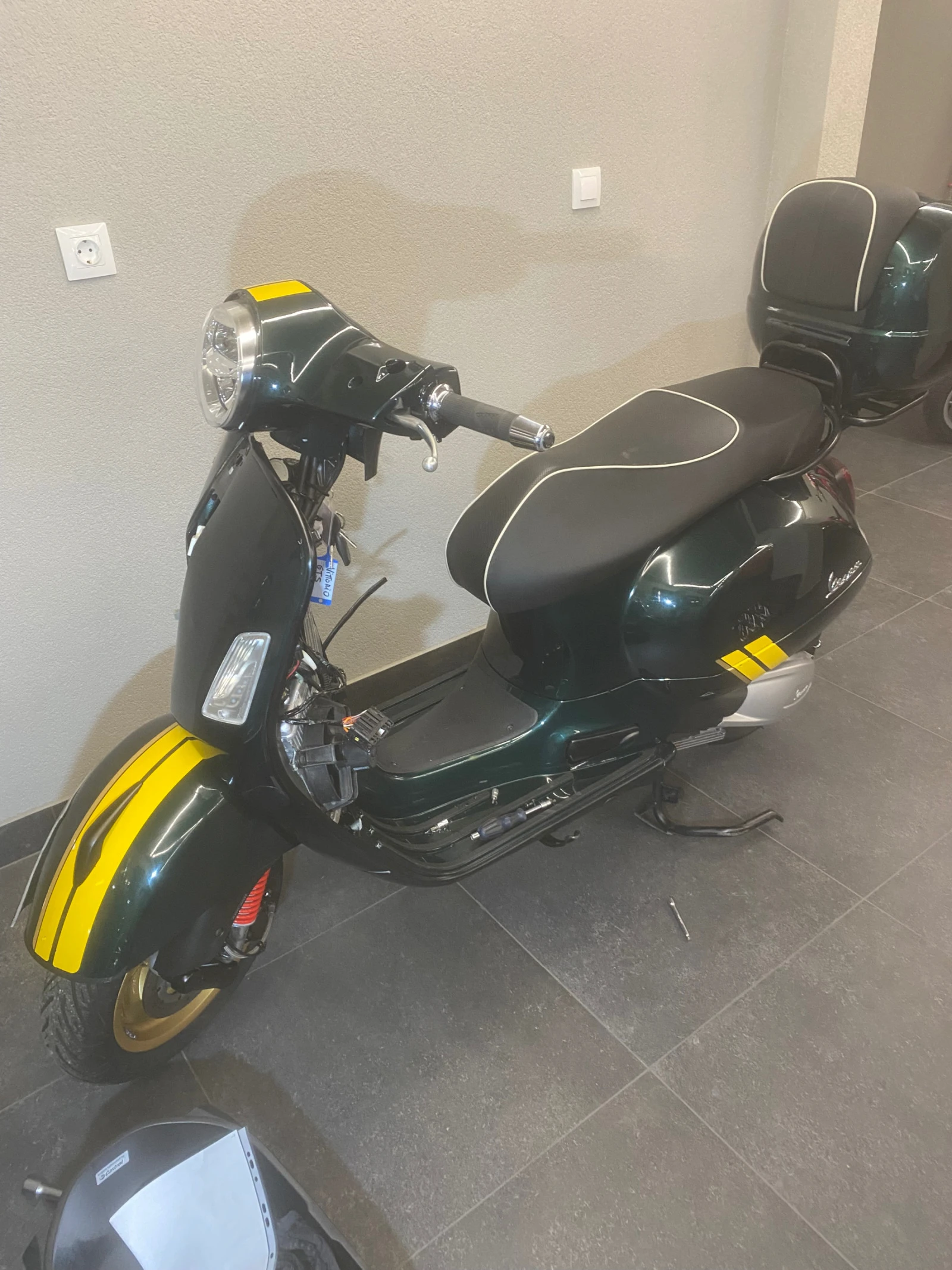 Vespa GTS 300 Racing Sixties- ударен  - изображение 5