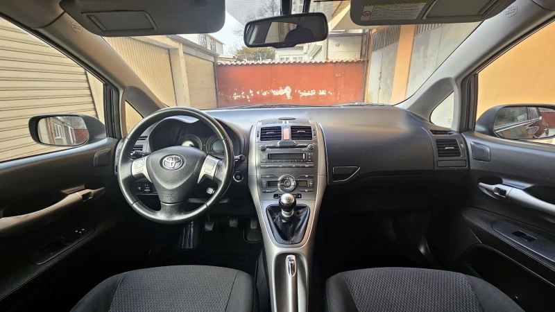 Toyota Auris 2.2 D4D, снимка 8 - Автомобили и джипове - 49103568