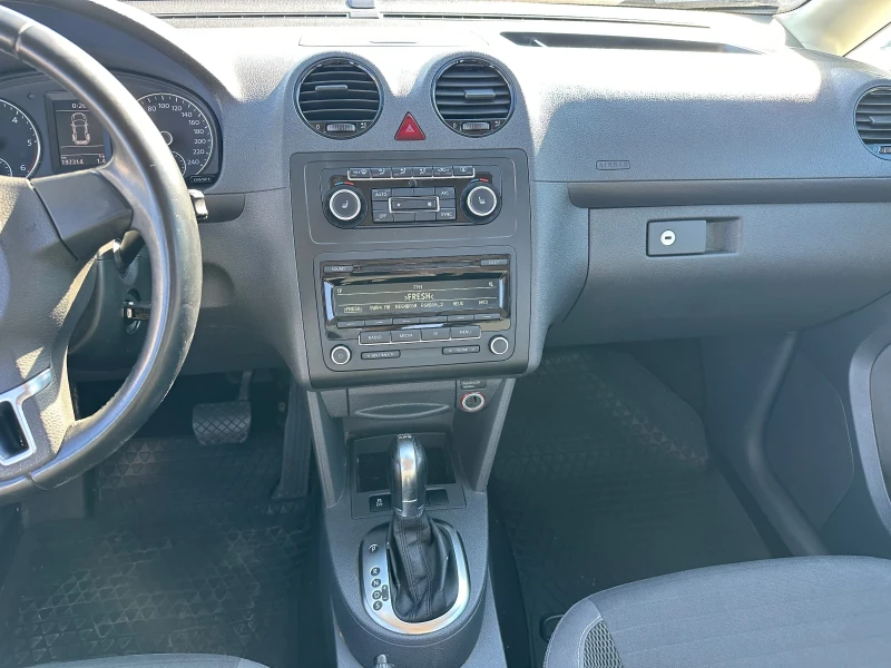 VW Caddy 1.6 / 102 hp / DSG, снимка 13 - Автомобили и джипове - 52561936