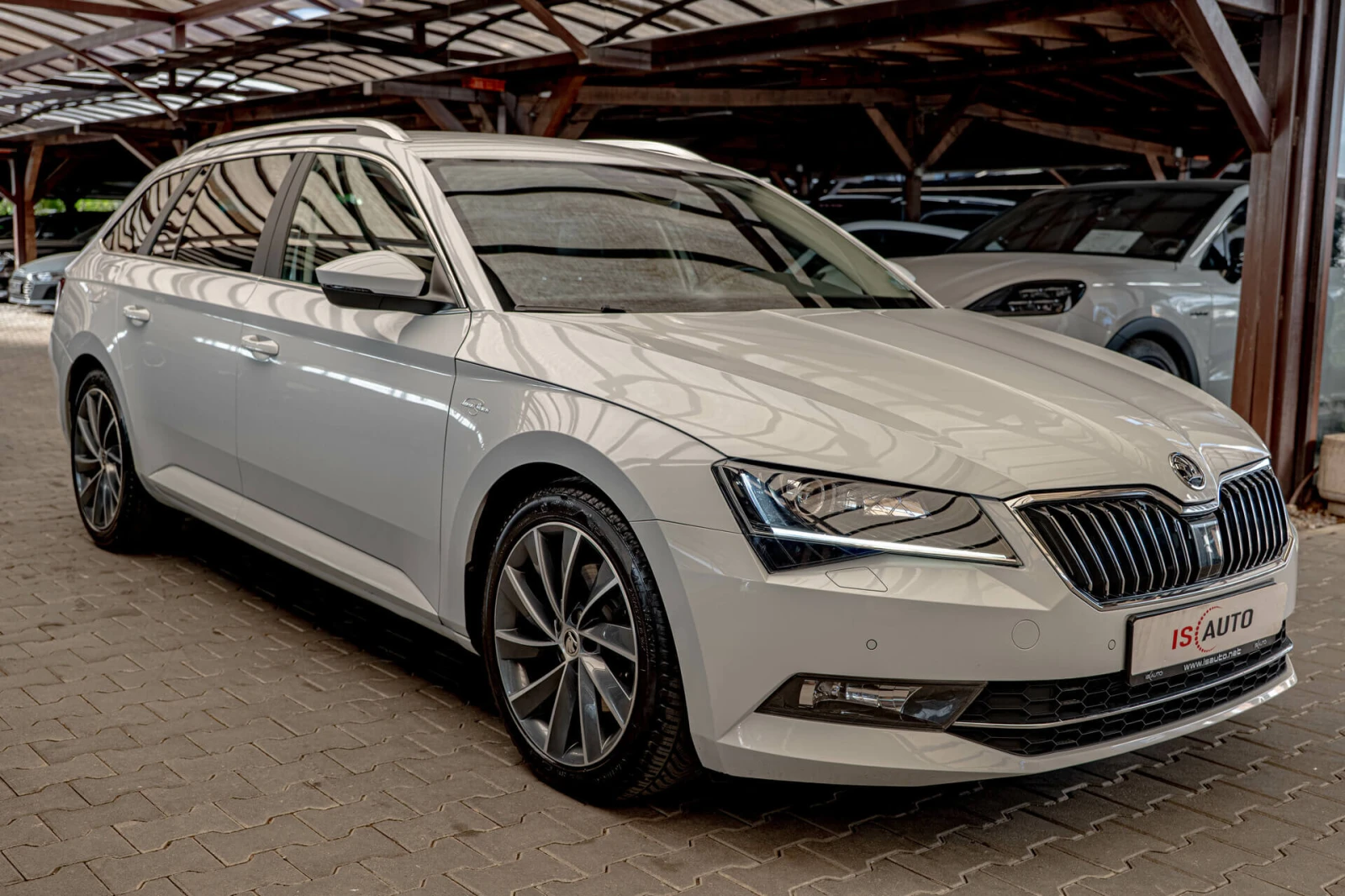 Skoda Superb 2.0TDI/Laurin&Klement/Обдухване/Дистроник/DSG/4X4 - изображение 2