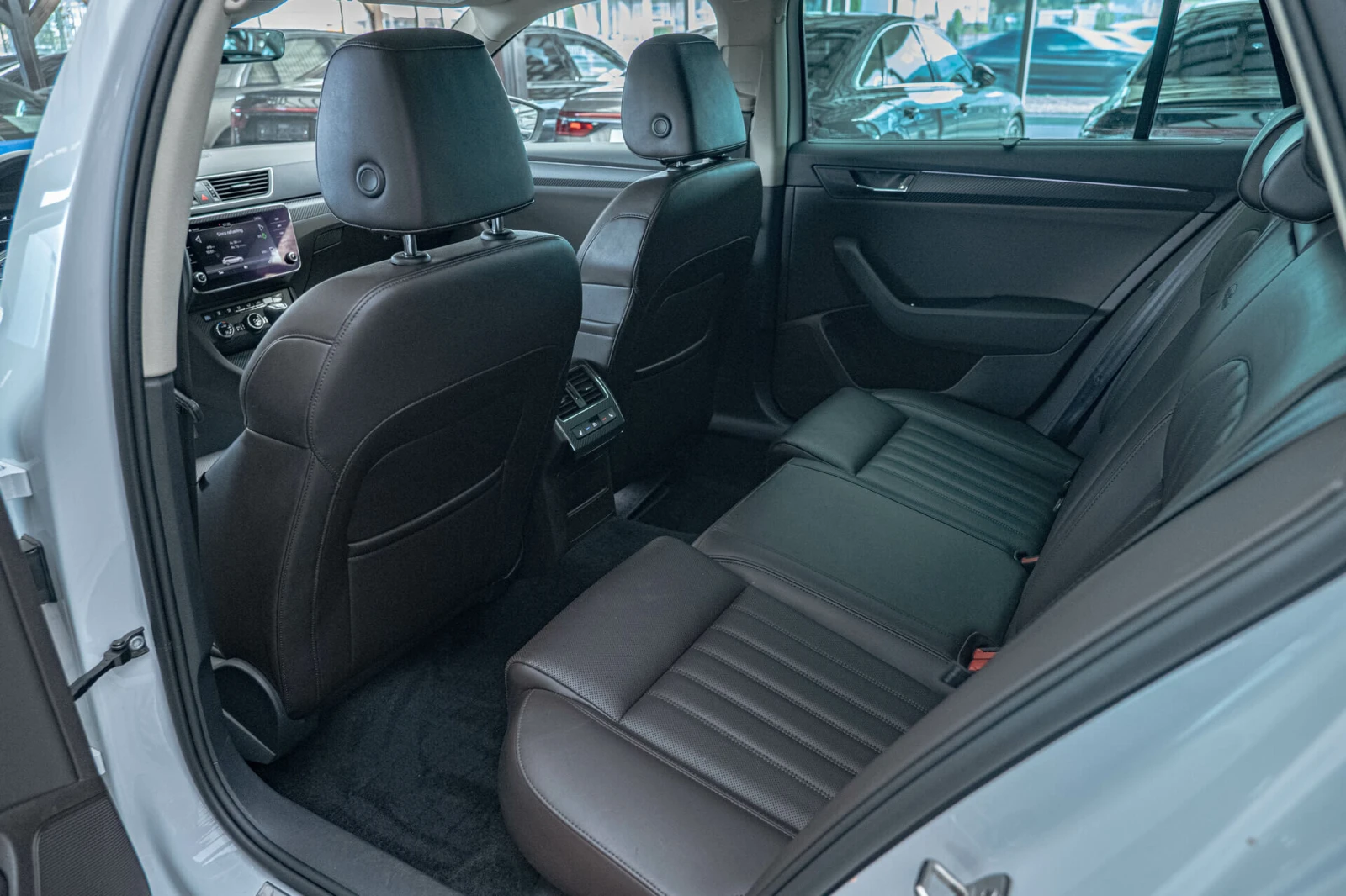 Skoda Superb 2.0TDI/Laurin&Klement/Обдухване/Дистроник/DSG/4X4 - изображение 9