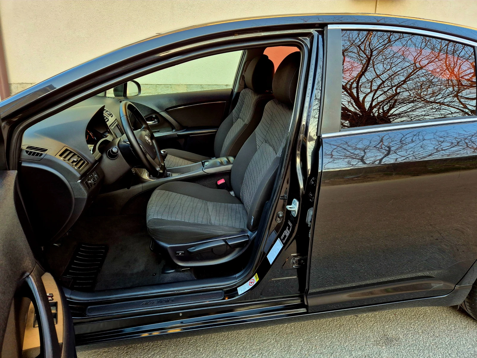 Toyota Avensis 2.0d4d-EDITION-верига-нави-6скорости-japan, снимка 14 - Автомобили и джипове - 53852496