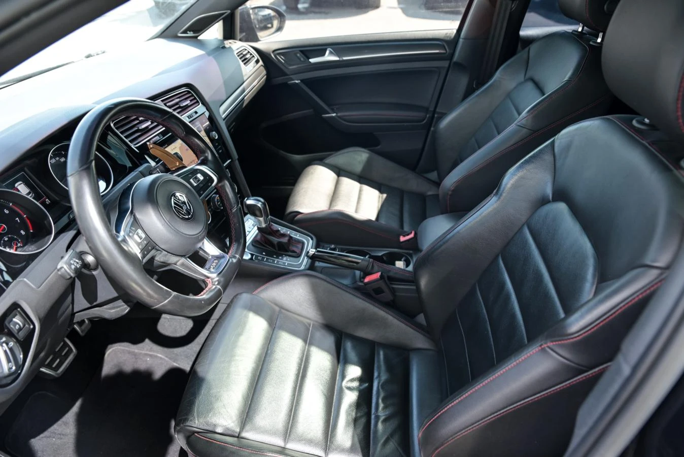 VW Golf GTI 2.0T* АвтоКредит* (Цена до БГ) , снимка 8 - Автомобили и джипове - 54155218