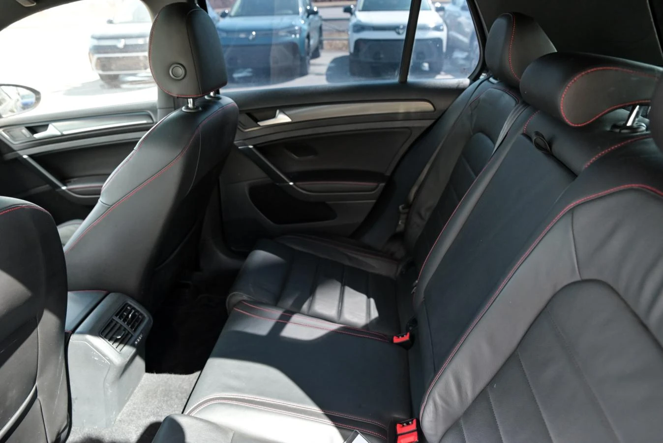 VW Golf GTI 2.0T* АвтоКредит* (Цена до БГ) , снимка 17 - Автомобили и джипове - 54155218