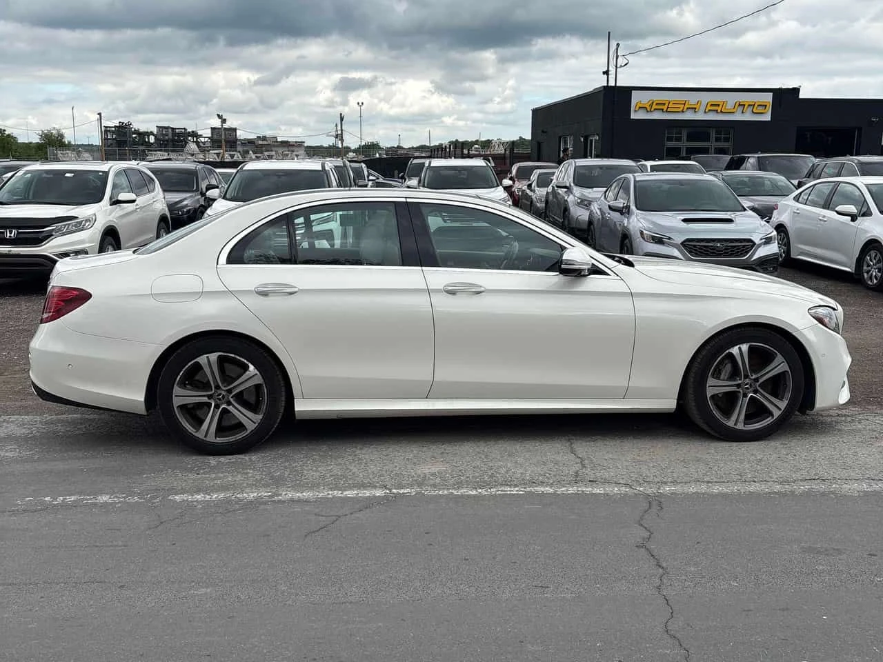Mercedes-Benz E 450 * CARFAX * ДИСТРОНИК * BURMESTER * АВТОКРЕДИТ * , снимка 3 - Автомобили и джипове - 54863589