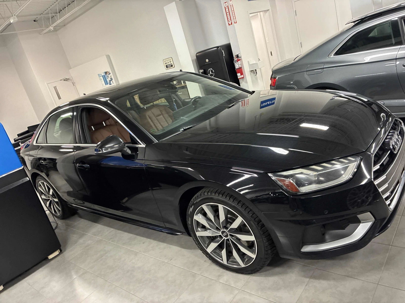 Audi A4 Komfort, ЦЕНА ДО БГ, снимка 4 - Автомобили и джипове - 55308677