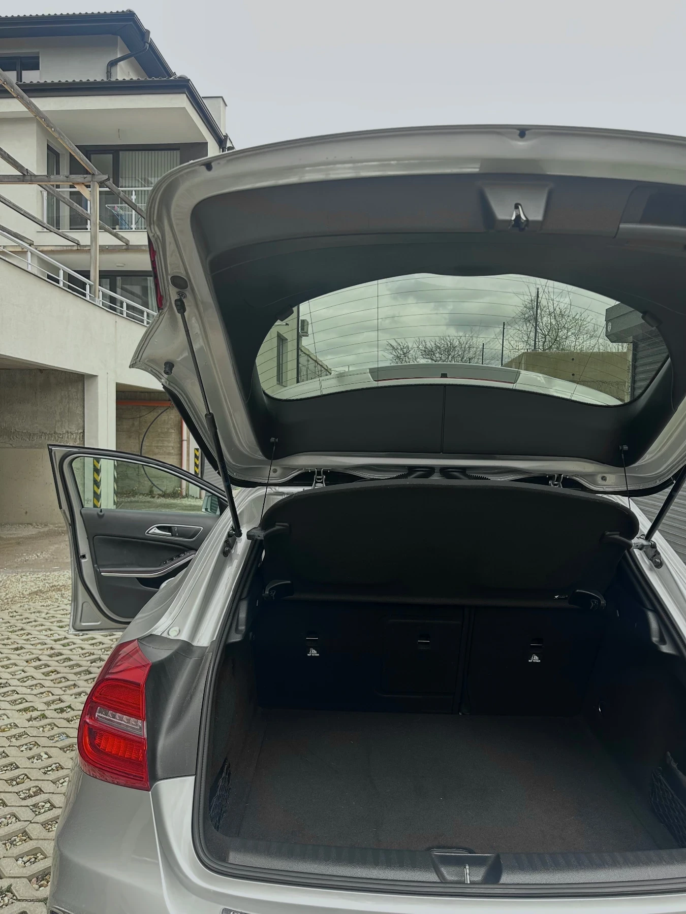 Mercedes-Benz GLA 200 AMG-Line | Apple CarPlay | Backup Camera , снимка 11 - Автомобили и джипове - 54161821