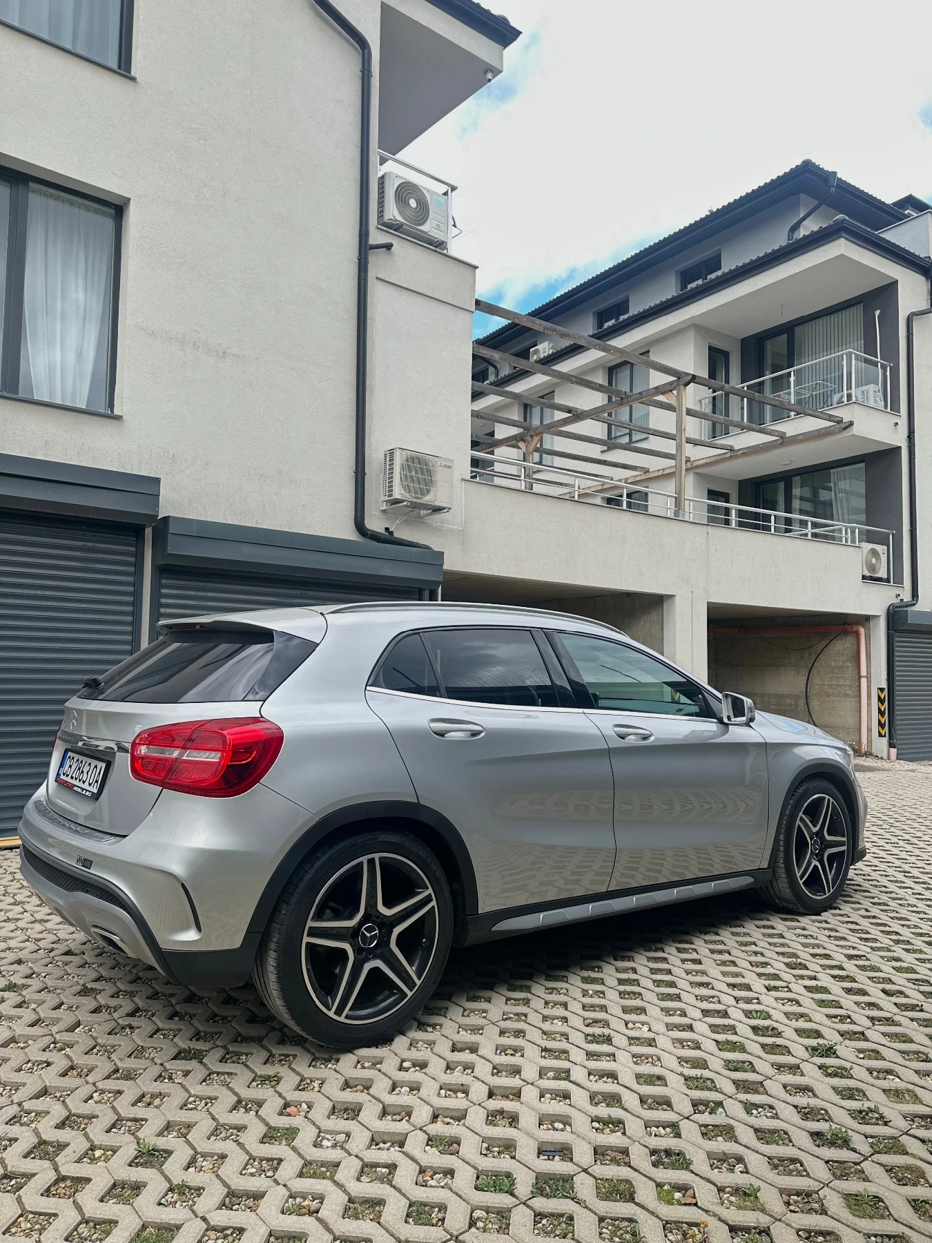 Mercedes-Benz GLA 200 AMG-Line | Apple CarPlay | Backup Camera , снимка 4 - Автомобили и джипове - 54161821