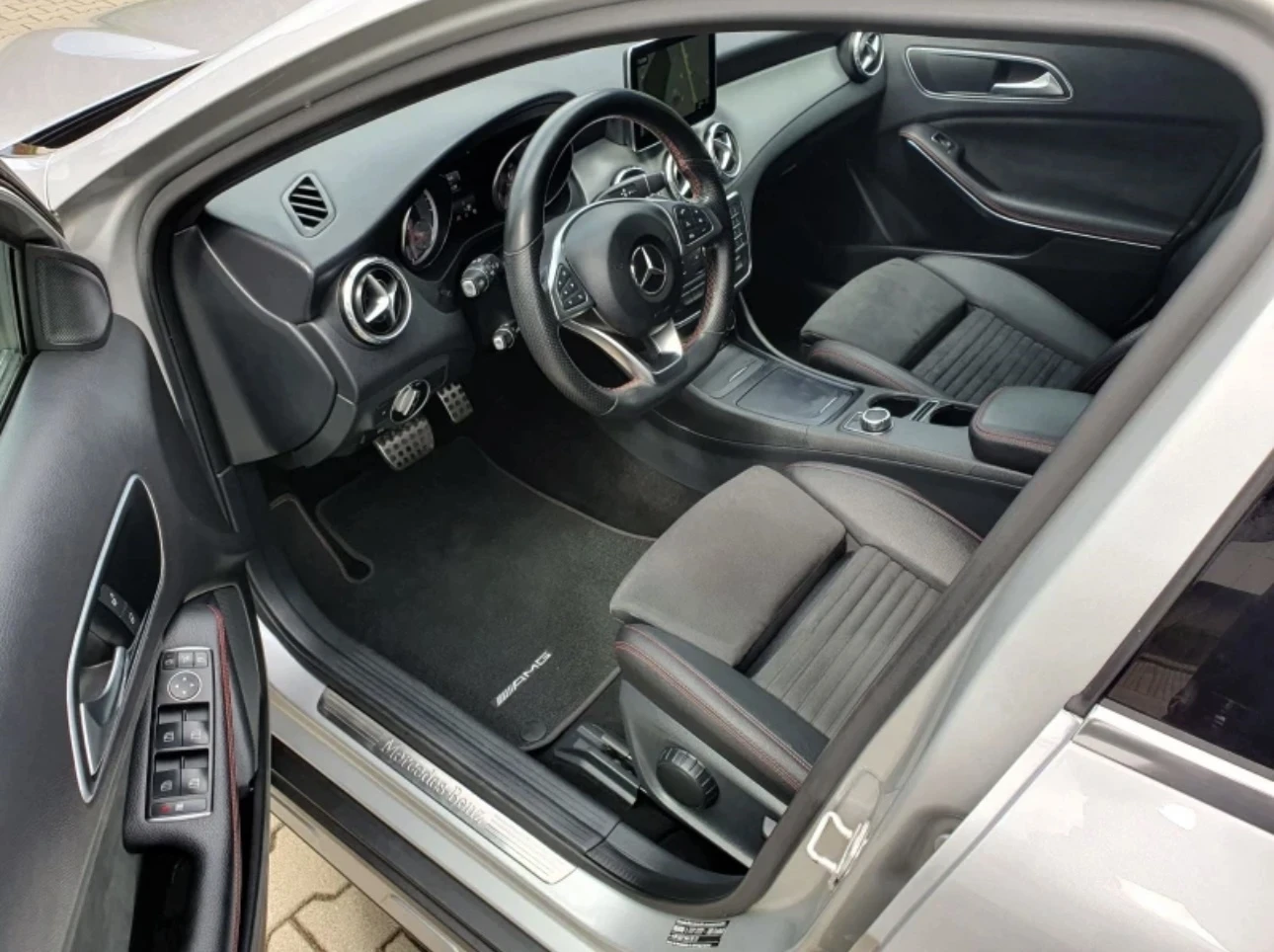 Mercedes-Benz GLA 220 AMG-Line | Apple CarPlay | Backup Camera , снимка 5 - Автомобили и джипове - 54072633