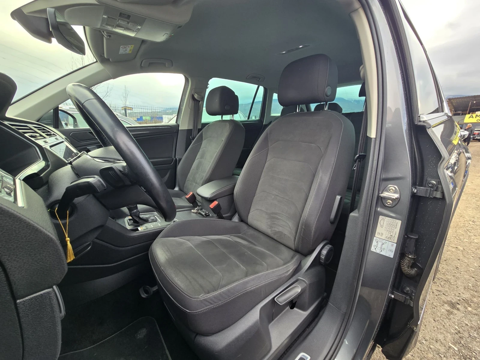 VW Tiguan R-LINE/DIGITAL/CAMERA, снимка 8 - Автомобили и джипове - 56310888