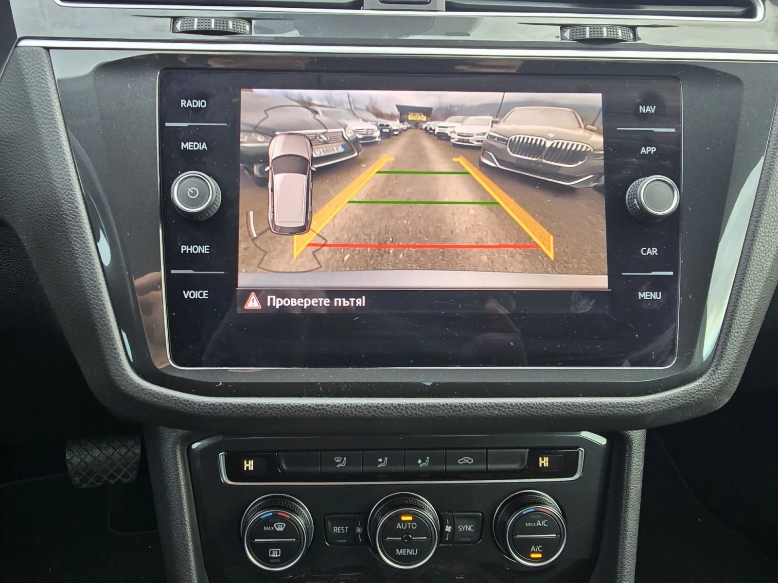 VW Tiguan R-LINE/DIGITAL/CAMERA, снимка 15 - Автомобили и джипове - 56310888