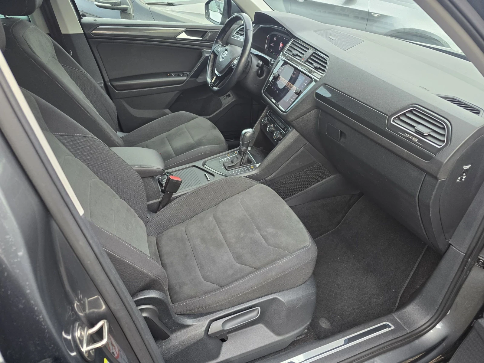 VW Tiguan R-LINE/DIGITAL/CAMERA, снимка 12 - Автомобили и джипове - 56310888