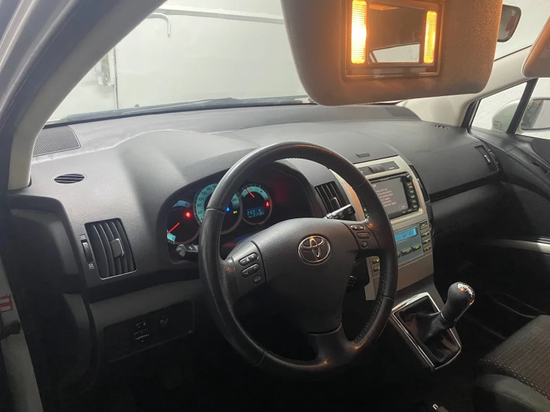 Toyota Corolla verso 2.2 D-4D, снимка 9 - Автомобили и джипове - 49222955