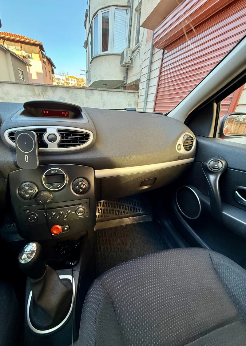 Renault Clio 1.4 Газ / Климатроник, снимка 13 - Автомобили и джипове - 52914044