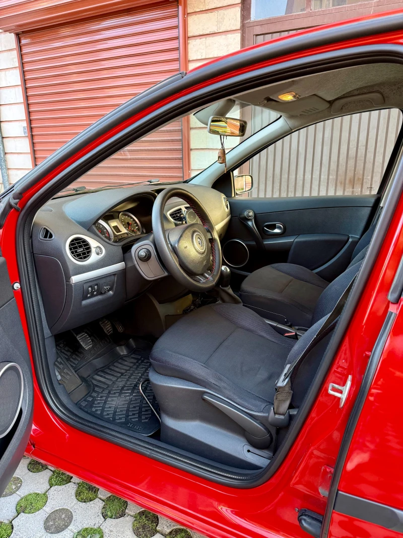 Renault Clio 1.4 Газ / Климатроник, снимка 9 - Автомобили и джипове - 52914044