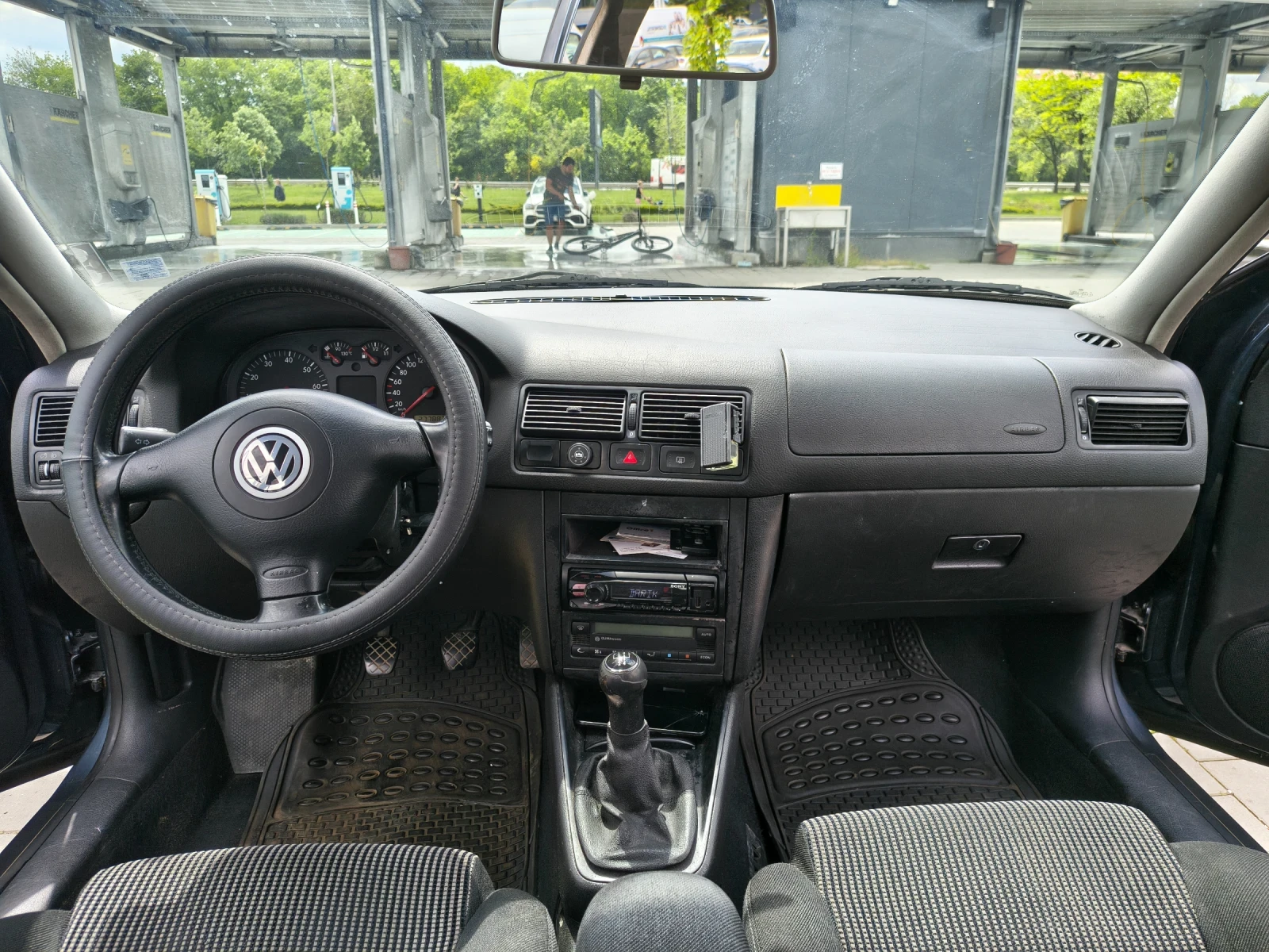 VW Golf 1.6 бензин , снимка 3 - Автомобили и джипове - 54586419