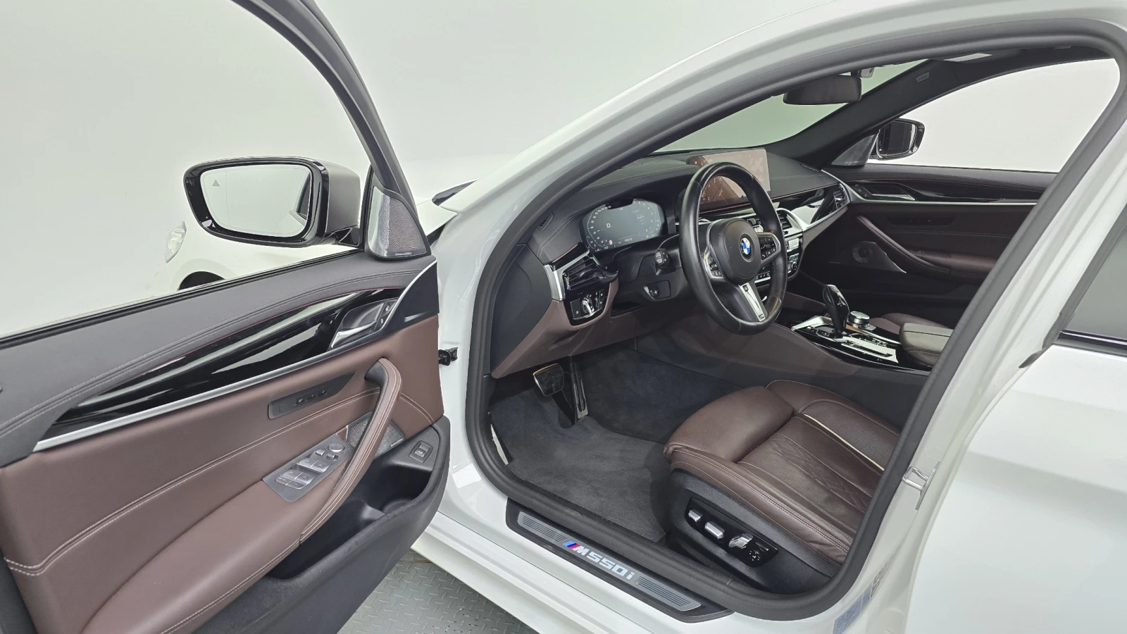 BMW 550 ЕЛ. БАГАЖНИК* 360* BLIND SPOT* HUD* КРАЙНА ЦЕНА, снимка 10 - Автомобили и джипове - 55435471