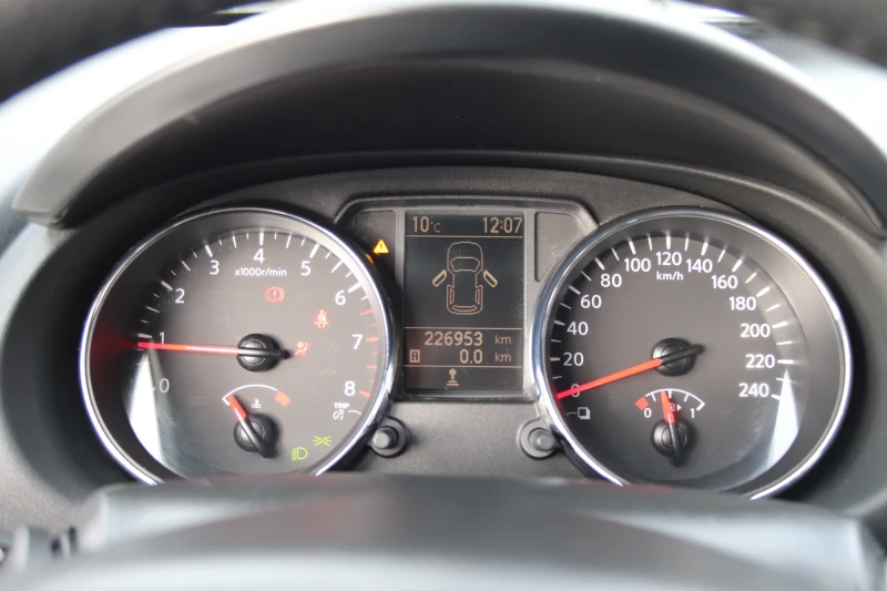 Nissan Qashqai 1.6i, снимка 14 - Автомобили и джипове - 52828821