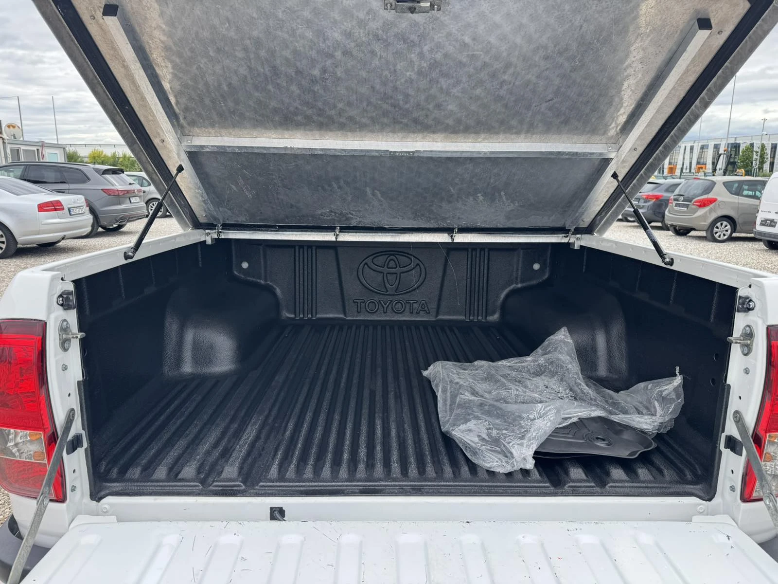 Toyota Hilux 2.4D 4X4 72 000 KM, снимка 9 - Автомобили и джипове - 54187941