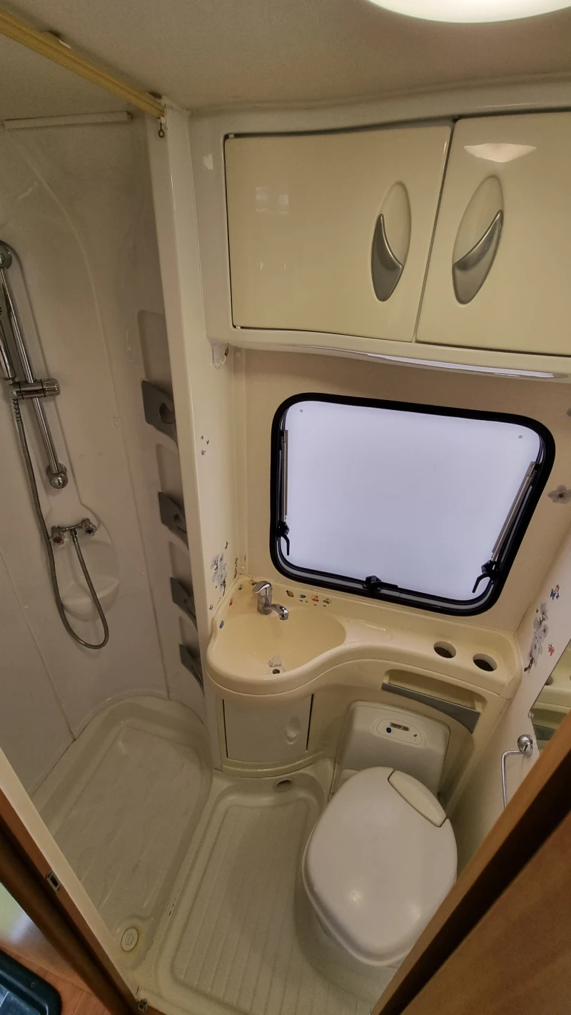 Кемпер CI International  Климатик на мотора, 6 места!, снимка 14 - Каравани и кемпери - 52875704