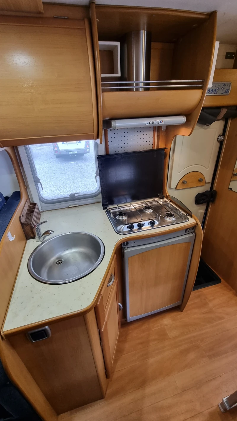 Кемпер CI International  Климатик на мотора, 6 места!, снимка 13 - Каравани и кемпери - 52875704