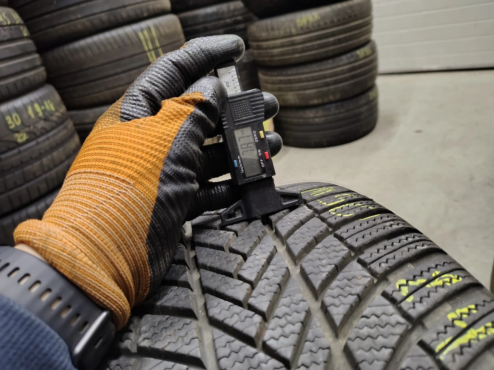 Гуми Зимни 245/40R18, снимка 2 - Гуми и джанти - 53941529